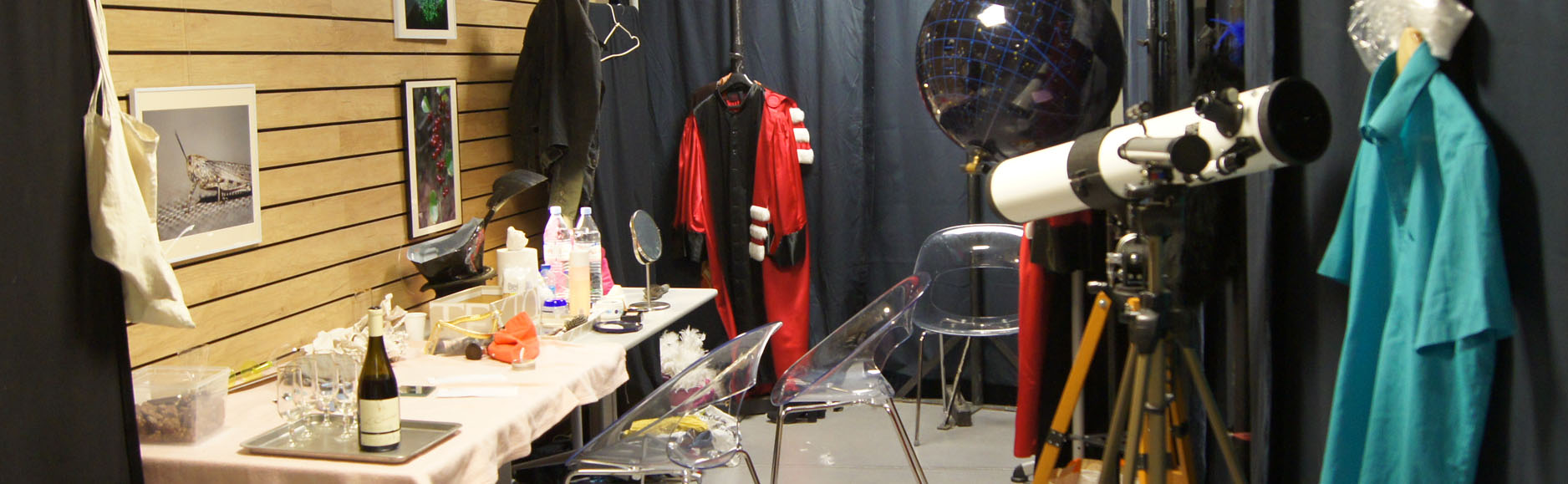 Coulisses de théâtres où l'on voit des costumes et des accessoires.